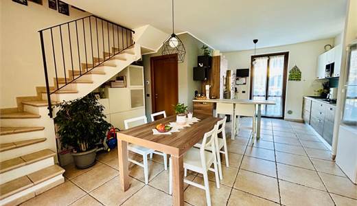 TAINO - VENDESI PANORAMICO APPARTAMENTO SU DUE PIANI 