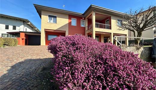 SESTO CALENDE - VENDESI VILLA CON PARCO PRIVATO