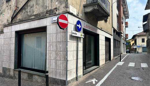 TAINO - VENDESI NEGOZIO CON TRIPLA VETRINA IN PIENO CENTRO