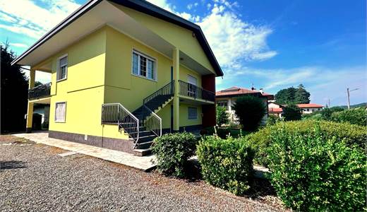 VERGIATE - VILLA SINGOLA CON GRANDE GIARDINO