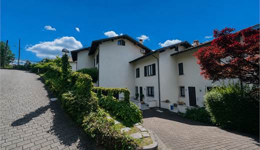 TAINO - VENDESI VILLETTA A SCHIERA CON SPLENDIDO PANORAMA