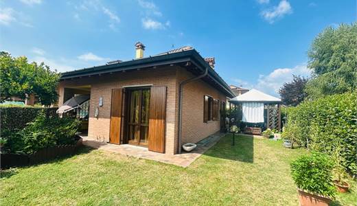 ANGERA - VENDESI VILLA TRIFAMILIARE CON GIARDINO PRIVATO