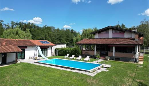 ROMAGNANO SESIA - VILLA CON PISCINA IMMERSA IN VIGNETI